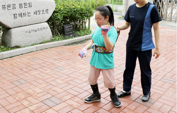 선생님과 함께 걷기 연습 중인 진아