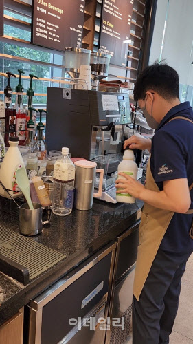 22일 서울 상암동 푸르메재단 넥슨 어린이 재활병원 &lsquo;행복한 베이커리 & 카페&rsquo;에서 근무하고 있는 중복장애(지적&middot;자폐) 윤장호(27)씨.(사진=황병서 기자)