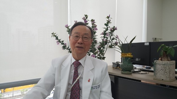 국내 재활의학 1세대인 임윤명 원장이 개원 2돌을 맞은 푸르메재단 넥슨어린이재활병원의 현황과 미래 포부를 밝히고 있다. [김양중 기자]