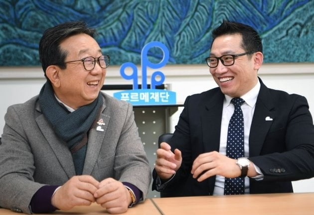 박점식 천지세무법인 회장(왼쪽)과 김정호 자산관리사가 25일 서울 신교동 푸르메선터에서 만나 기부를 하게 된 배경을 설명하고 있다. 신경훈 기자