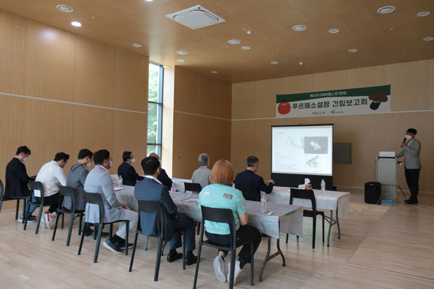 푸르메소셜팜 건립보고회를 경청하는 더미라클스 회원들