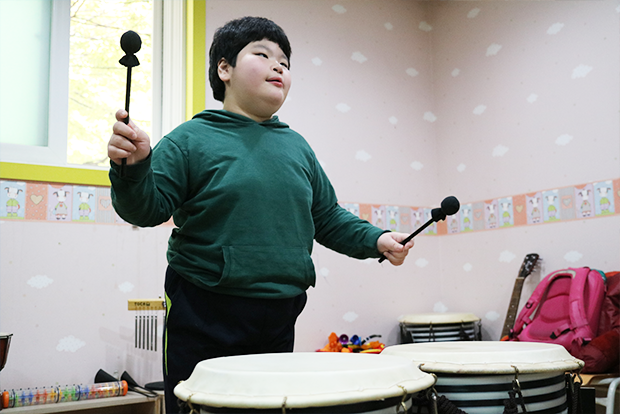 음악치료에서 노래와 악기 연주를 통해 한껏 자신을 표현하는 모습