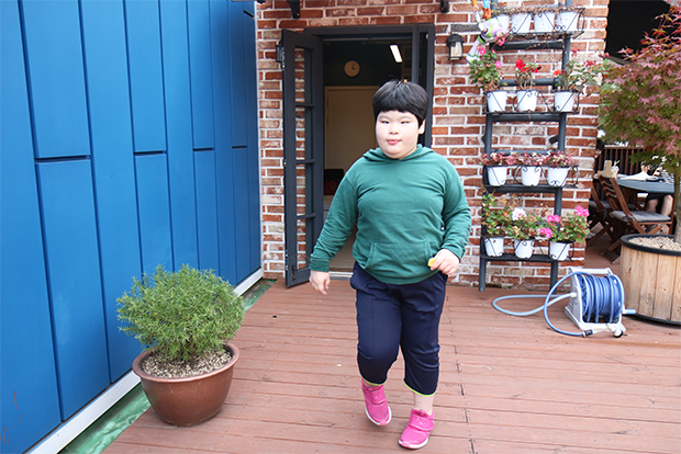 다리가 휘어져 보행이 어려운 지우