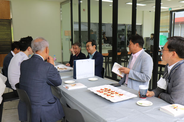 식사 후 다과시간을 갖는 더미라클스 회원들