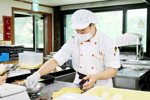 서울장애인종합복지관 보호작업장 파니스에서 일하는 심준기 씨