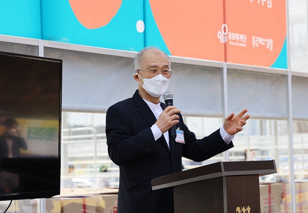 모종 심기 행사에서 환영사를 하고 있는 강지원 푸르메재단 이사장