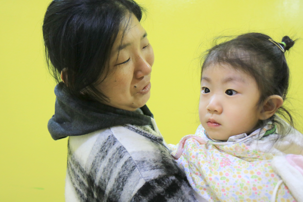 현대모비스의 지원으로 유모차를 지원받은 가은이와 할머니 최은하 씨