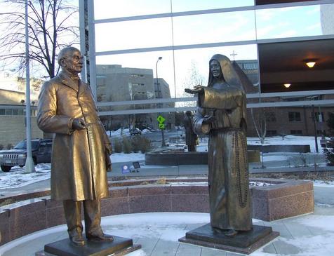 ▲ William Worral Mayo 박사와 Mother Alfred Moes 수녀 동상