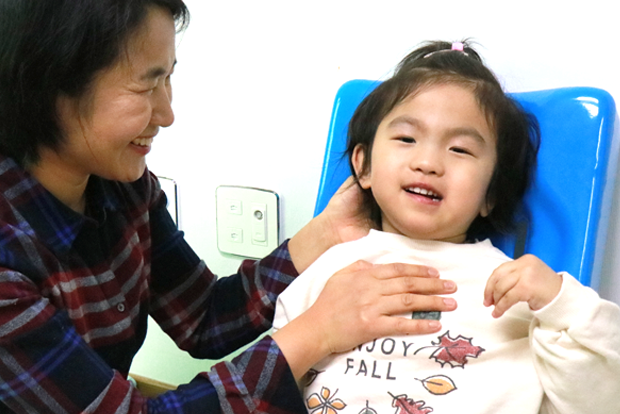 현대모비스의 지원으로 보조기구를 지원받게 된 아라와 엄마 김금희 씨