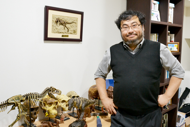 ▲ 이정모 서대문자연사박물관장이 관장실 공룡 모형 옆에서 포즈를 취했다.