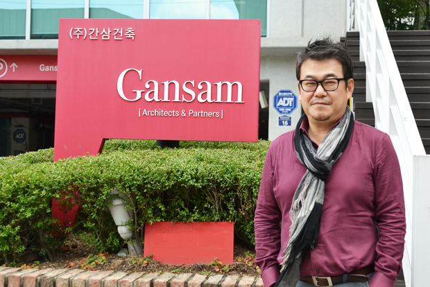 ▲ (주)간삼건축 사옥에서 포즈를 취한 이종훈 상무.
