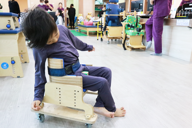 뇌병변장애로 몸을 가누기 힘든 준호