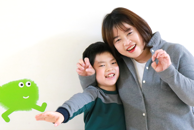 효성그룹으로부터 치료비와 가족여행 지원을 받은 성준이와 어머니 정현숙 씨