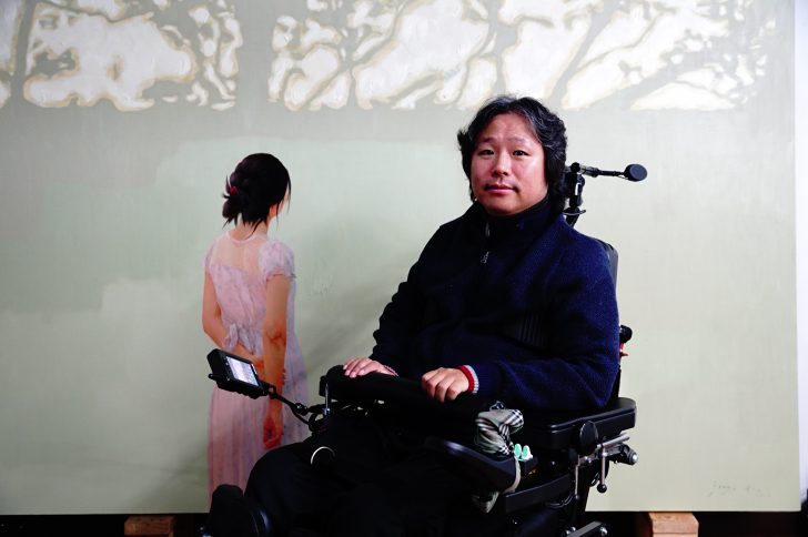 ▲ 구필화가 박정 작가가 작품 ‘또 다른 시선’ 앞에서 미소짓고 있다.