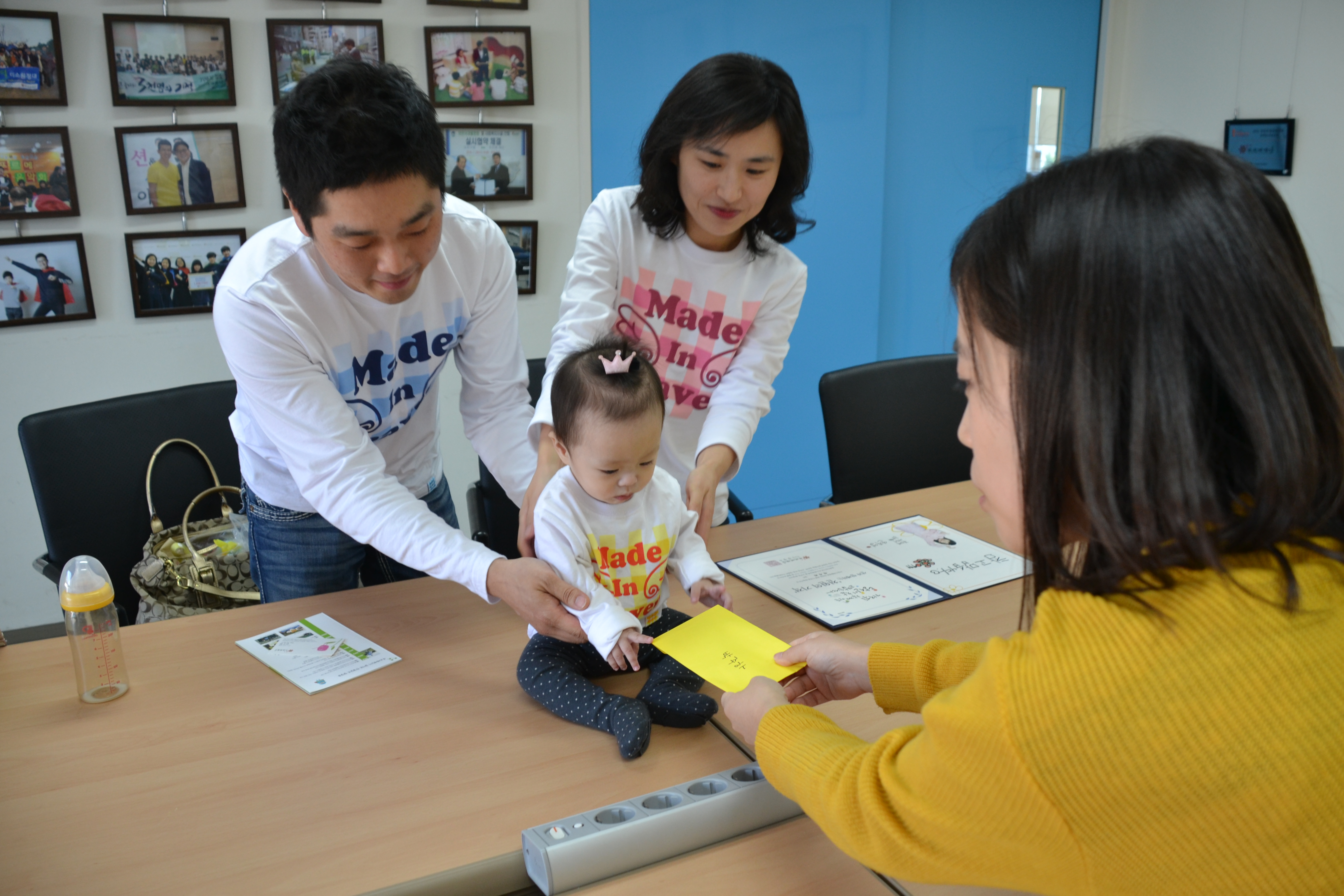 ▲하루에 1천 원씩, 365일 동안 매일매일 기부한 것에 해당하는 금액을 노란 봉투에 넣어 전달하고 있는 박주하 아기 가족