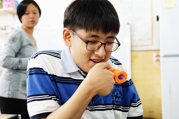 ▲ 직접 만든 점토 마이크를 쥐고 작품 설명을 하고 있는 김동현 창작자