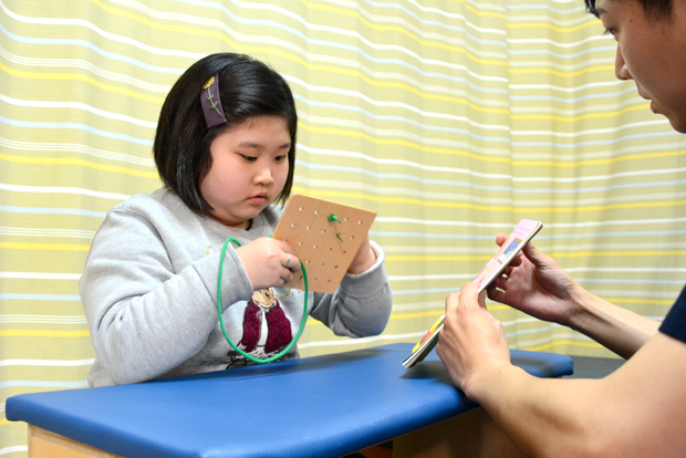 푸르메재활센터에서 재활치료를 받고 있는 지우