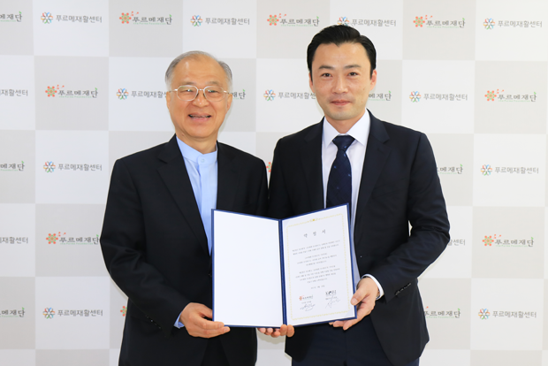 매월 정기기부를 약정한 코비에셋㈜ 고경호 대표가 푸르메재단 강지원 이사장과 기념촬영을 하고 있다(오른쪽부터). 