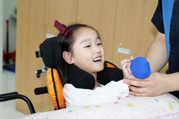 병원에서 꾸준한 재활치료를 받고 있는 이가은 어린이