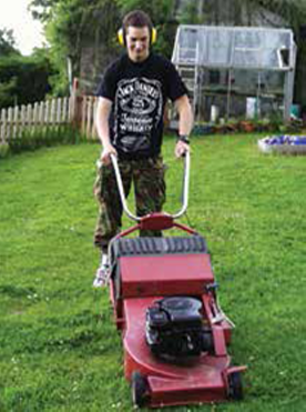 잔디밭을 정리하는 발달장애학생