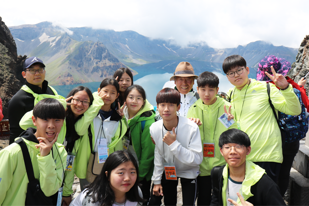 사진1> 푸르메재단 홍보대사 엄홍길 대장과 함께 백두산 천지에 오른 비장애형제‧자매와 태광그룹 임직원 자녀들
