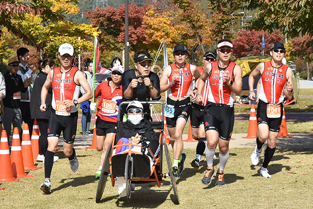 철인 서포터즈의 응원을 받으며 달리고 있는 은총부자