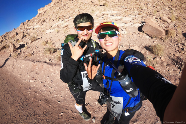 장애어린이를 위해서 아타카마사막 마라톤 대회를 완주한 김채울 씨와 이광훈 씨(오른쪽부터)