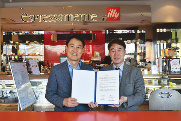 장애인 복지사업 기금 마련을 약속한 ㈜큐로에프앤비 신봉환 사장과 푸르메재단 백경학 상임이사