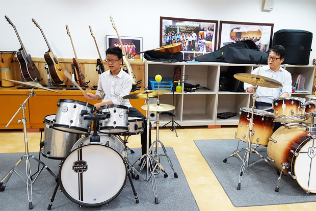 특기적성교육 지원사업을 통해 악기를 배우고 있는 장애어린이