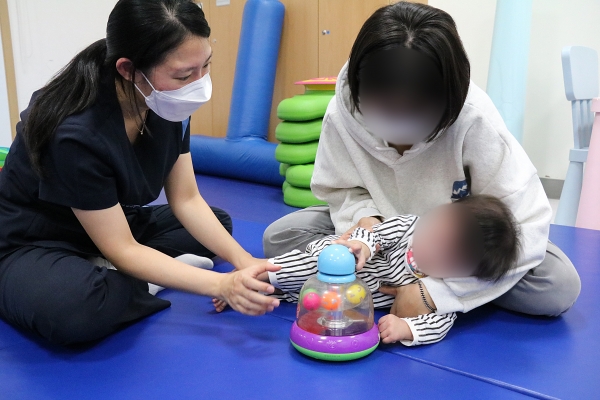 한 장애아동에게 모아애착증진발달놀이 치료를 하는 모습. (사진제공=푸르메재단)