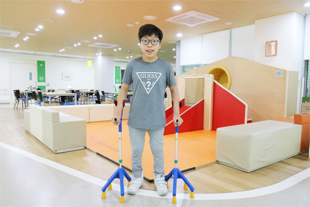 푸르메재단 넥슨어린이재활병원에서 집중운동치료를 통해 걷게 된 이주언 군