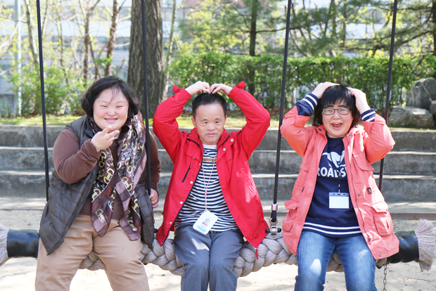 발달장애인을 위한 낮 활동 프로그램 동기생인 황희정‧정문경‧오승현 씨(왼쪽부터)