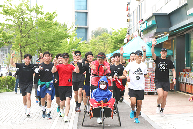 2019 미라클365런에서 골인 지점을 향해 달리고 있는 션 홍보대사, 은총부자, 참가자들