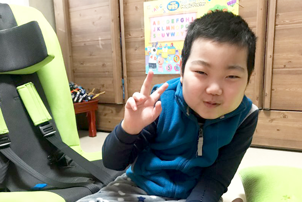 희귀난치질환과 투병하면서도 웃음을 잃지 않는 혁이 (남양주시장애인복지관 제공)