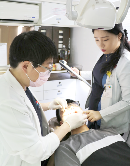 푸르메재단 넥슨어린이재활병원의 이동치과 진찰 모습