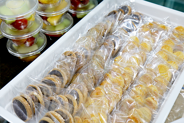 행복한베이커리&카페 케이터링에서 선보이는 컵과일과 쿠키