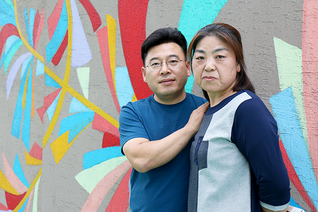 발달장애 청년들의 자립을 기부로 응원하는 김문희·추형만 씨 부부