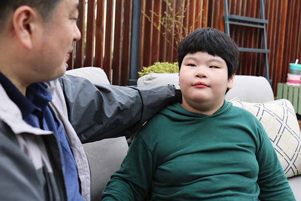 재활치료비를 지원받고 희망을 키워가는 지우와 아빠 이정훈 씨