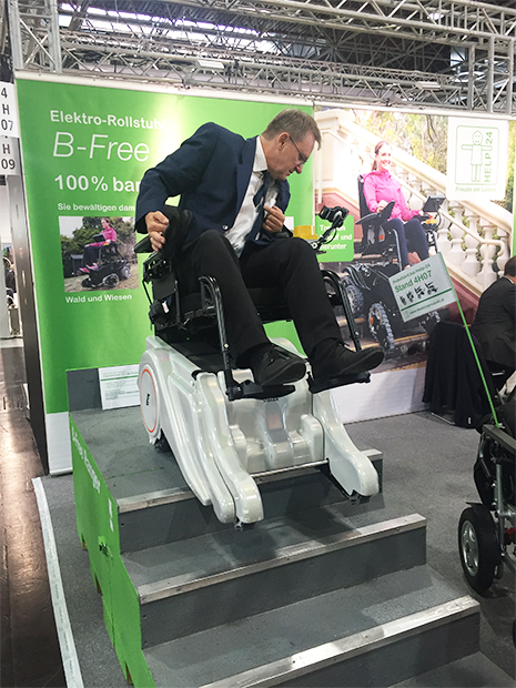 계단을 오르내릴 수 있는 보조기기