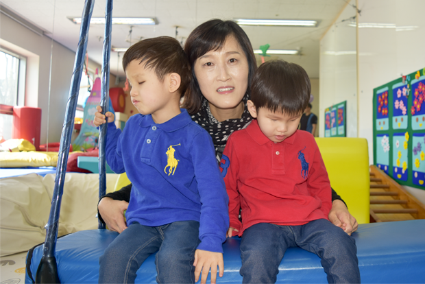 시각장애가 있는 쌍둥이 형제 김미래, 김희망 어린이와 엄마 장나영 씨.