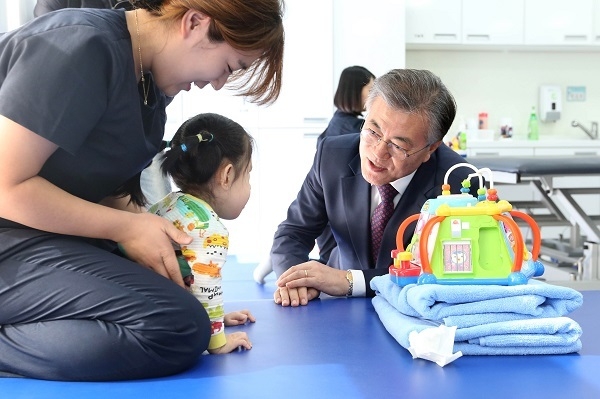 문재인 대통령이 대선 후보 시절인 2017년 2월17일 서울 마포구 상암동 푸르메재단 넥슨어린이재활병원을 방문해 재활치료 중인 장애어린이, 치료사와 대화를 나누고 있다. (사진=뉴시스 제공) 