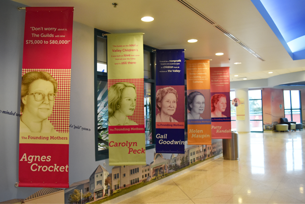 설립자 5명의 초상화가 걸려 있는 병원 로비