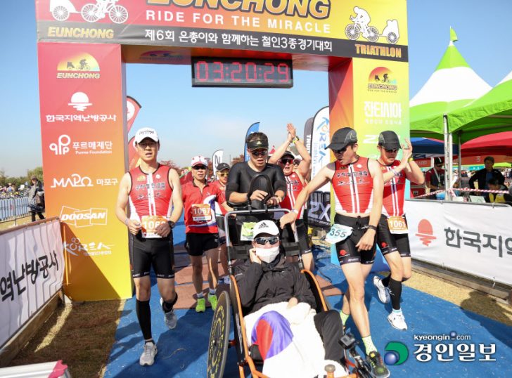 제6회 은총이와 함께하는 철인3종 대회에 참가한 박은총 군과 아버지(가운데). /한국지역난방공사 제공
