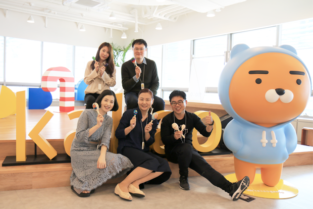 장애어린이들에게 선물할 마라카스를 들고 활짝 웃고 있는 카카오 임직원들.