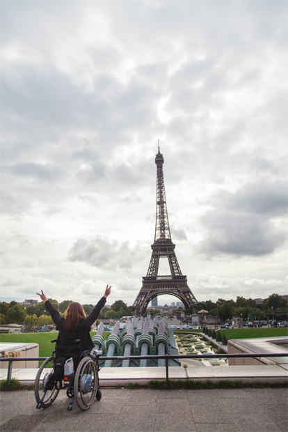 파리 여행 중 에펠탑에서 기념사진 찍은 홍서윤