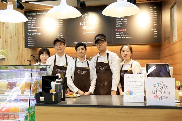 행복한베이커리&카페 서초분점 개점식에서 함께 자리한 직원들