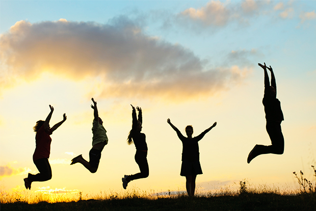 두 손을 뻗으며 펄쩍 뛰고 있는 다섯 사람