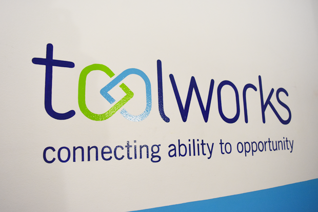 장애인에게 재활용 사업을 통해 일할 기회를 지원하는 툴웍스