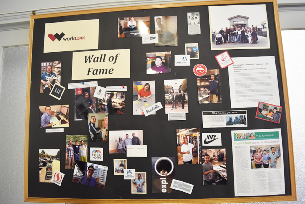 장애인 고용지원 연구소 워크링크를 통해 취업에 성공한 장애인 사진이 부착된 명예의 벽(Wall of Fame)