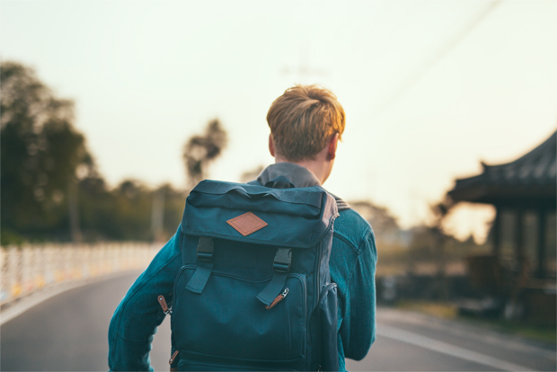 배낭을 멘 남자